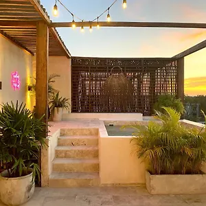 casa-tropical-penthouse-with-rooftop-private-pool.tulum-hotels.net/